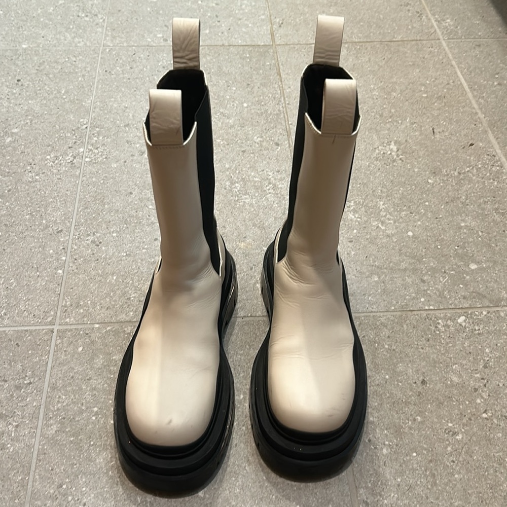 Bottega Veneta Tire Chelsea Boot in Sea salt and Black. made in Italy